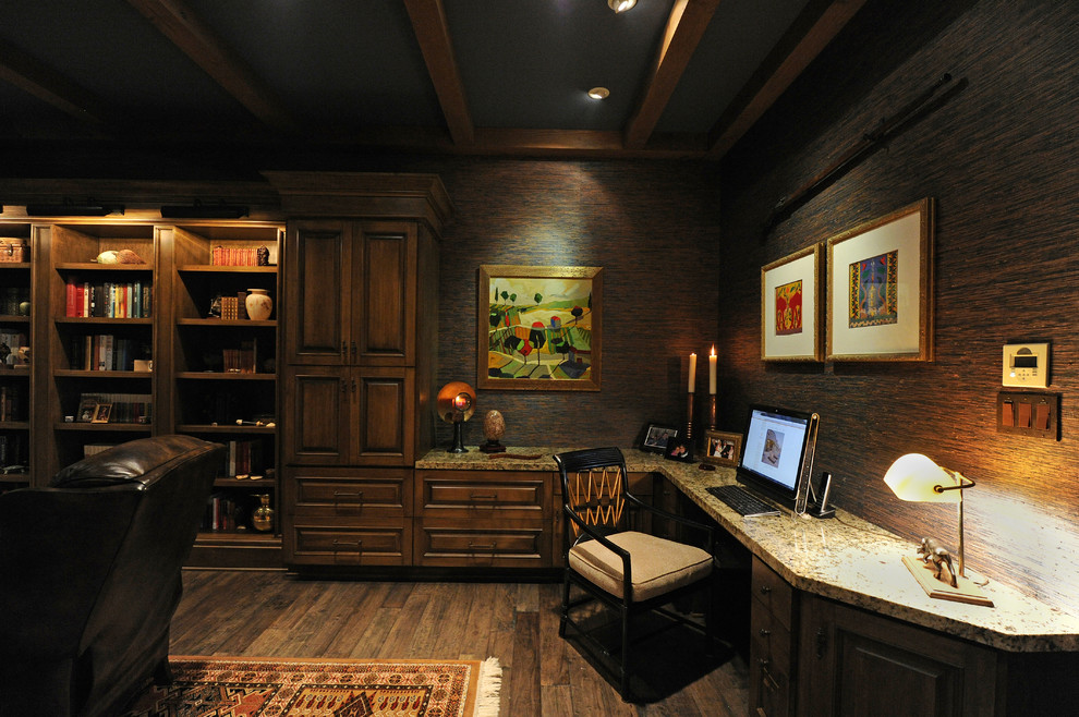 Imagen de despacho negro mediterráneo con suelo de madera oscura y escritorio empotrado