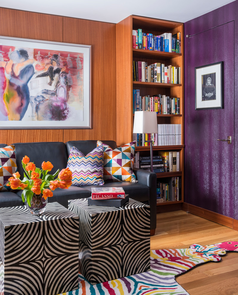 ニューヨークにある高級な中くらいなエクレクティックスタイルのおしゃれなホームオフィス・書斎 (ライブラリー、紫の壁、無垢フローリング、暖炉なし、茶色い床) の写真