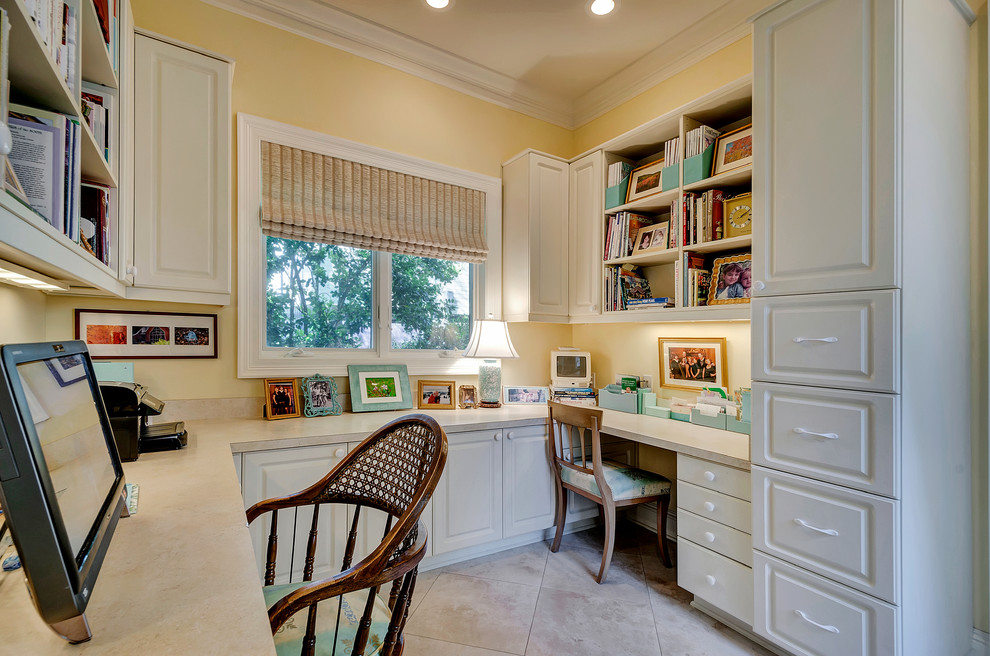 Стильный дизайн: кабинет среднего размера в классическом стиле с желтыми стенами, полом из керамической плитки и встроенным рабочим столом - последний тренд