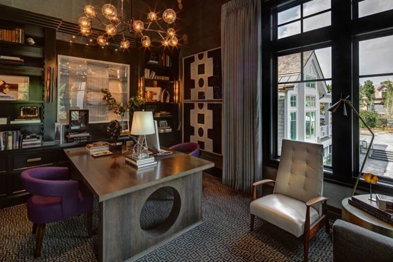 Immagine di un grande ufficio minimal con pareti marroni, moquette, scrivania autoportante e pavimento multicolore