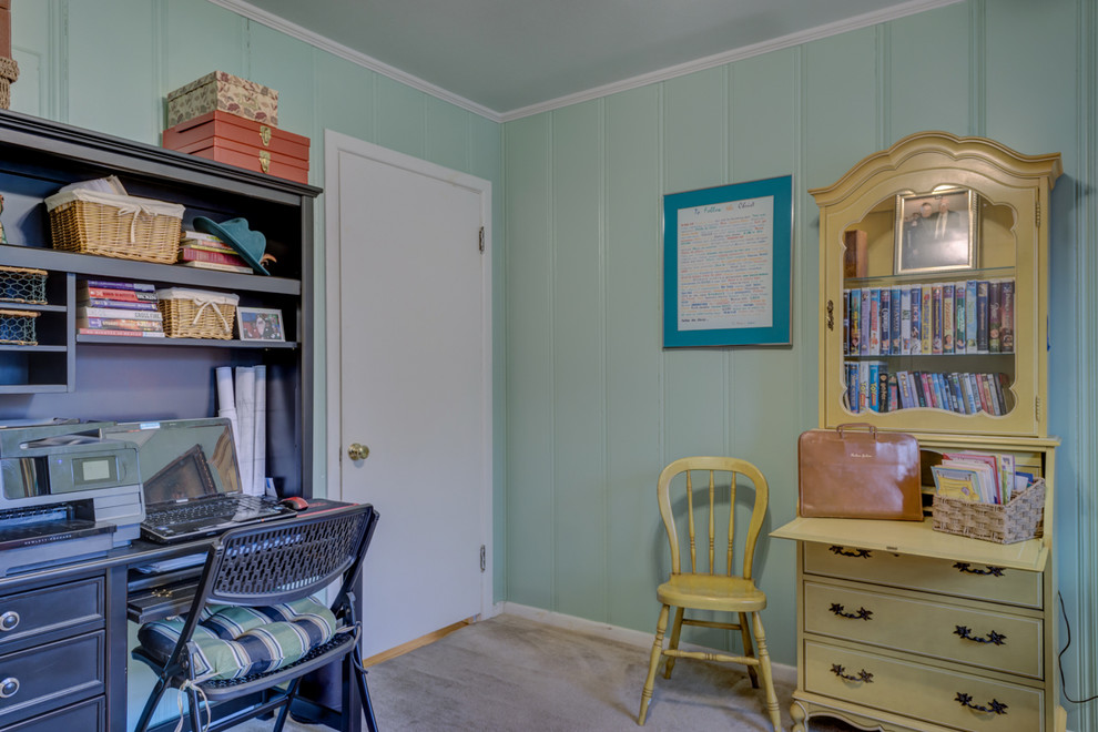 Mittelgroßes Klassisches Arbeitszimmer mit grüner Wandfarbe, Teppichboden und freistehendem Schreibtisch in Austin