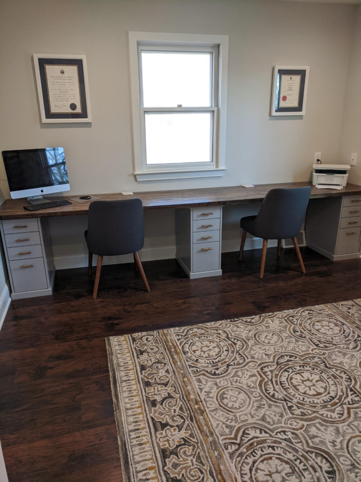Inspiration pour un bureau minimaliste de taille moyenne avec un mur gris, sol en stratifié, un bureau intégré et un sol marron.
