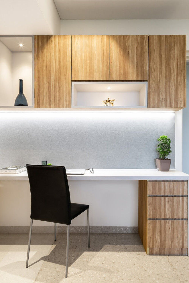 Inspiration pour un bureau design de taille moyenne avec un mur blanc, un bureau intégré et un sol beige.