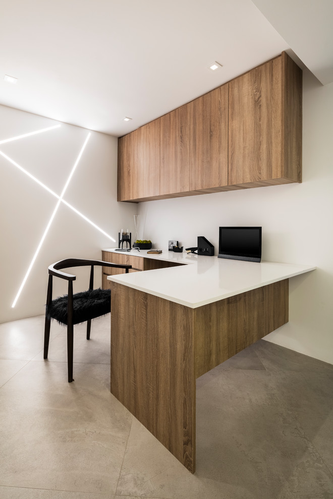 Идея дизайна: кабинет в стиле модернизм с белыми стенами, полом из керамогранита, встроенным рабочим столом и серым полом