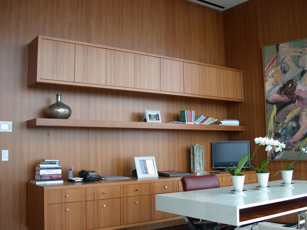 Réalisation d'un grand bureau design avec un mur marron et un bureau indépendant.