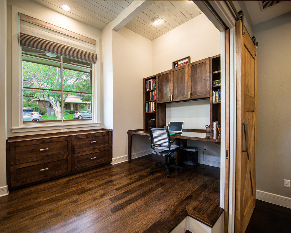 Inspiration pour un bureau traditionnel avec un mur blanc, un sol en bois brun et un bureau intégré.