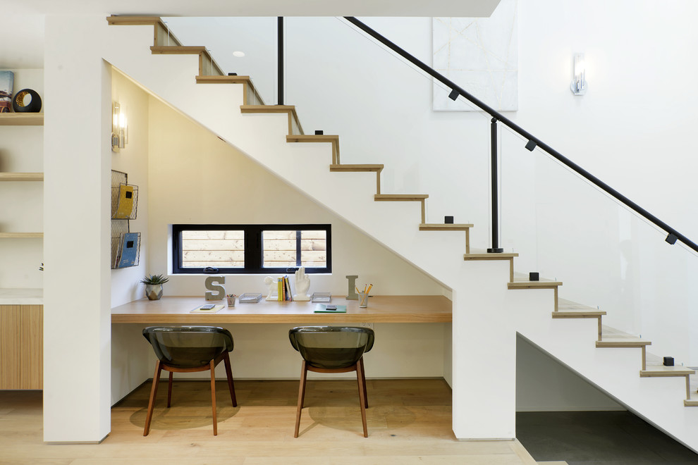 Esempio di uno studio design con pareti bianche, parquet chiaro, scrivania incassata e pavimento beige