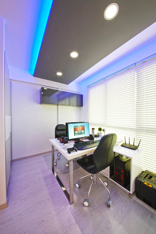 Diseño de despacho actual pequeño con paredes blancas y escritorio independiente