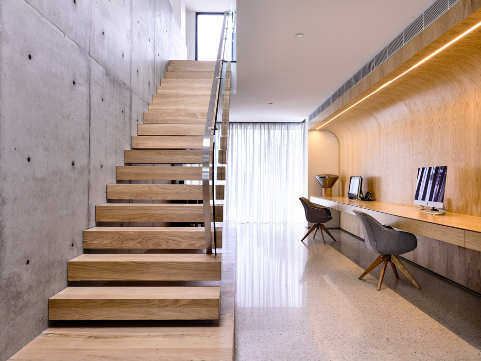 Aménagement d'un bureau moderne avec un mur marron, un bureau intégré et un sol blanc.
