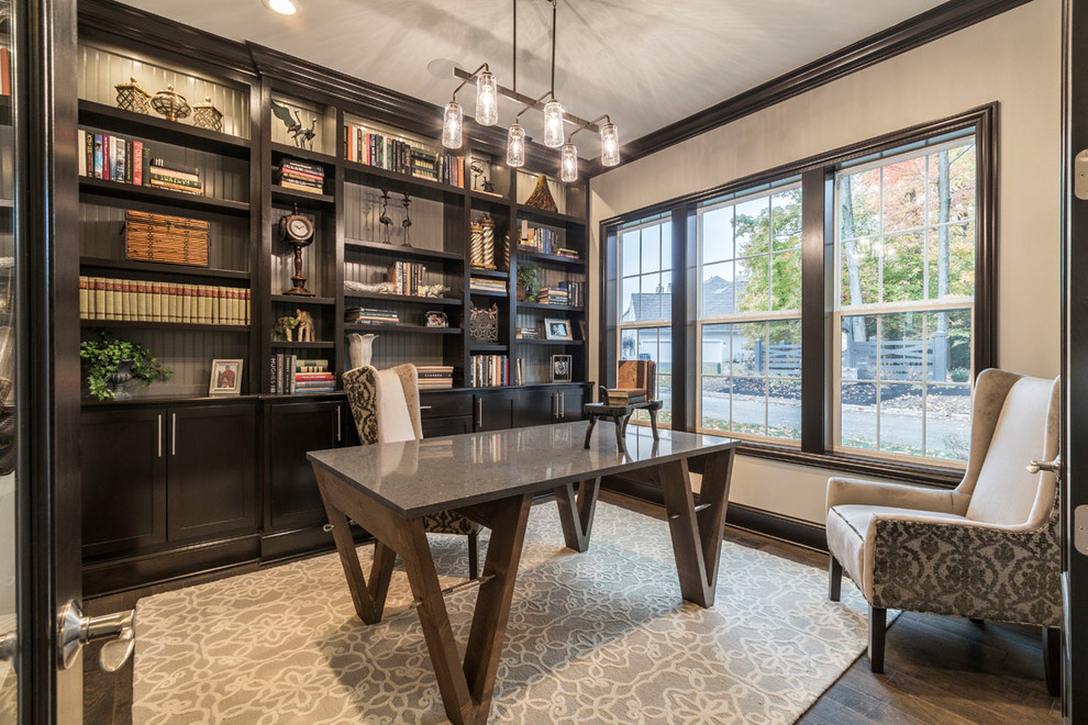 コロンバスにある広いトランジショナルスタイルのおしゃれな書斎 (ベージュの壁、濃色無垢フローリング、自立型机、茶色い床、暖炉なし) の写真