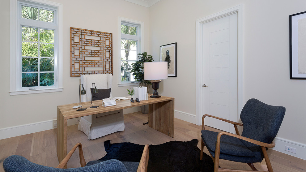 Immagine di un ufficio tropicale di medie dimensioni con pareti beige, parquet chiaro, nessun camino, scrivania autoportante e pavimento beige
