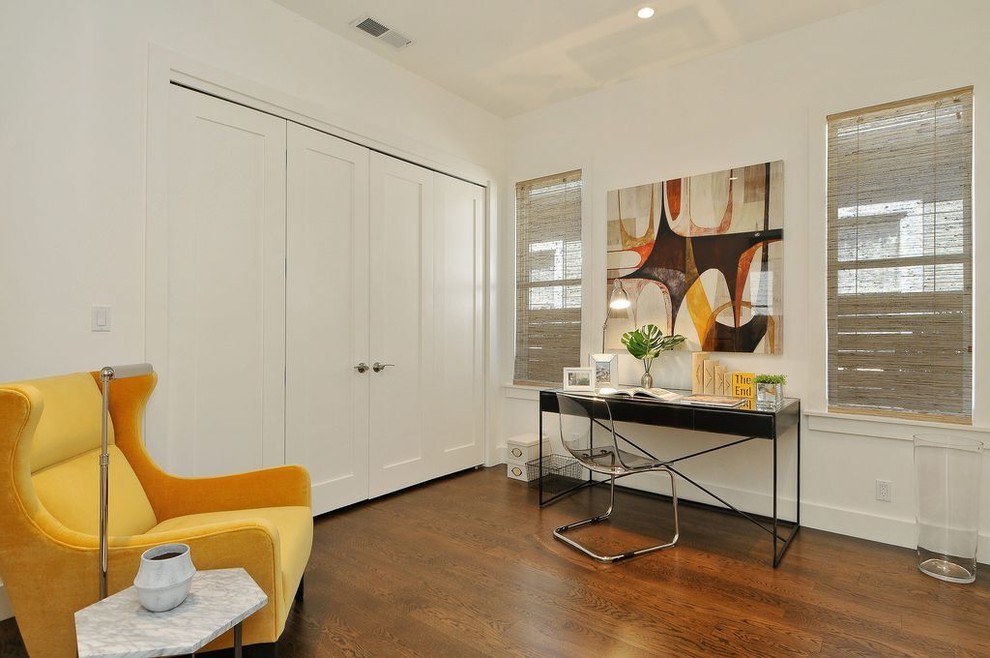 Mittelgroßes Modernes Arbeitszimmer mit Arbeitsplatz, weißer Wandfarbe, braunem Holzboden, freistehendem Schreibtisch und braunem Boden in San Francisco