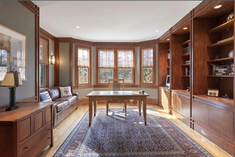 Großes Uriges Lesezimmer mit grauer Wandfarbe, hellem Holzboden und freistehendem Schreibtisch in Boston