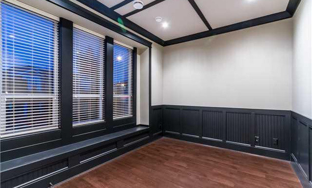 Foto de despacho contemporáneo grande con paredes blancas y suelo de madera en tonos medios