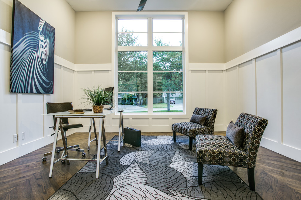 Mittelgroßes Modernes Arbeitszimmer mit Arbeitsplatz, weißer Wandfarbe, dunklem Holzboden, freistehendem Schreibtisch, braunem Boden und vertäfelten Wänden in Dallas