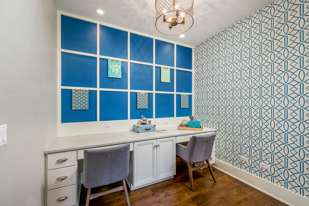 シカゴにあるラグジュアリーな中くらいなコンテンポラリースタイルのおしゃれなクラフトルーム (青い壁、濃色無垢フローリング、暖炉なし、造り付け机、茶色い床) の写真