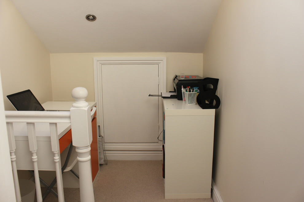 Small minimalist freestanding desk carpeted home studio photo in Other with white walls