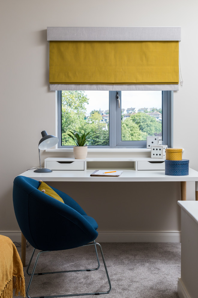 Modernes Arbeitszimmer ohne Kamin mit Arbeitsplatz, weißer Wandfarbe, Teppichboden, freistehendem Schreibtisch und grauem Boden in Dublin