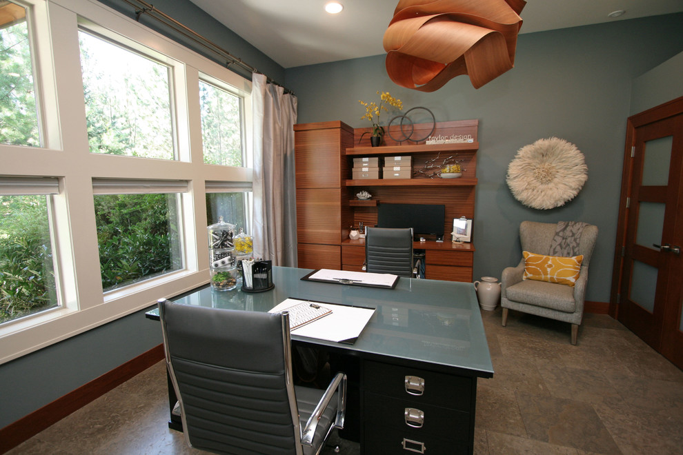 Foto de despacho contemporáneo grande con paredes azules, suelo de piedra caliza, escritorio empotrado y suelo gris