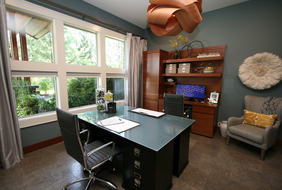 Inspiration för stora moderna arbetsrum, med blå väggar, kalkstensgolv, ett inbyggt skrivbord och grått golv