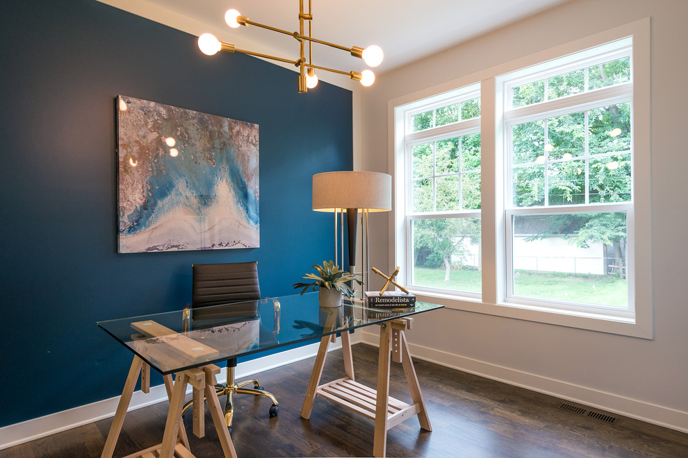 Imagen de despacho clásico renovado con paredes azules, suelo de madera oscura, escritorio independiente y suelo marrón