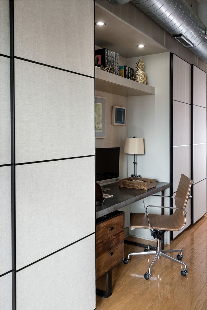 Kleines Modernes Arbeitszimmer ohne Kamin mit Arbeitsplatz, grauer Wandfarbe, hellem Holzboden, freistehendem Schreibtisch und gelbem Boden in Philadelphia