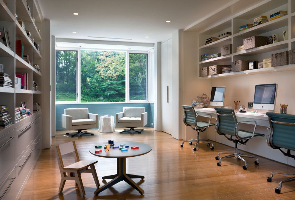 Cette image montre un bureau traditionnel avec un sol en bois brun et un bureau intégré.