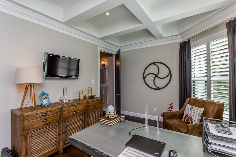 Imagen de despacho de estilo de casa de campo de tamaño medio con paredes grises, suelo de madera en tonos medios y escritorio independiente