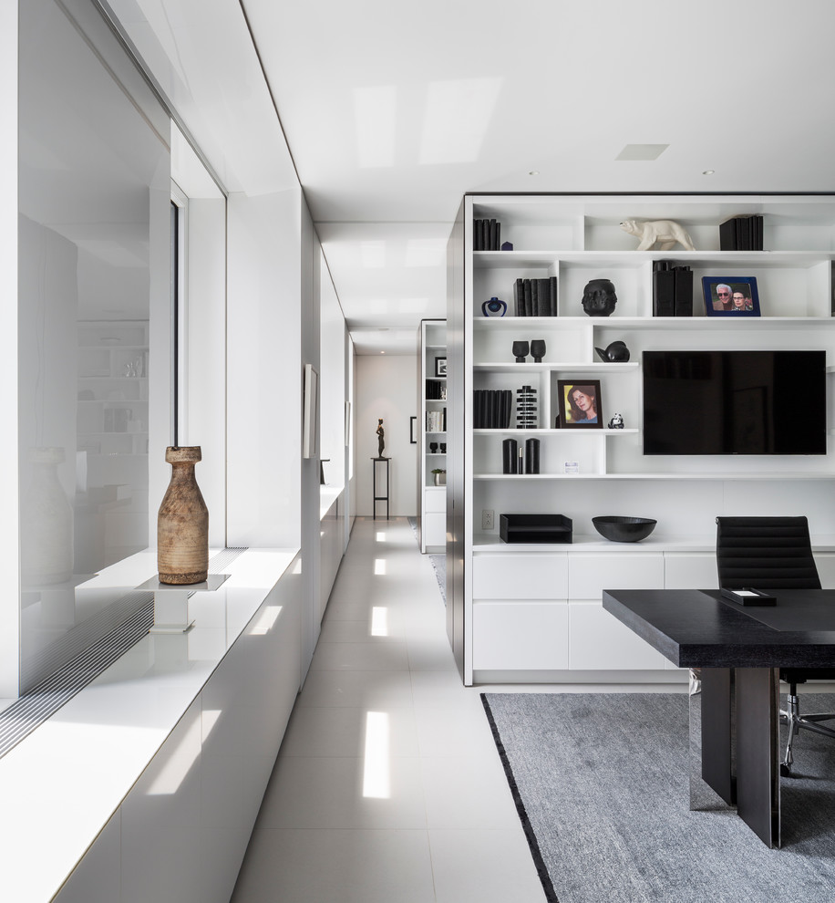 Источник вдохновения для домашнего уюта: кабинет в современном стиле с отдельно стоящим рабочим столом, белыми стенами и белым полом