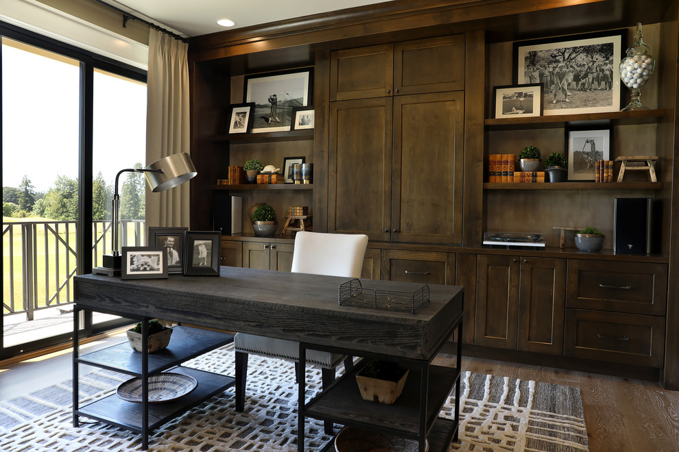 Inspiration pour un grand bureau rustique avec un mur marron, un sol en bois brun, un bureau indépendant et un sol beige.