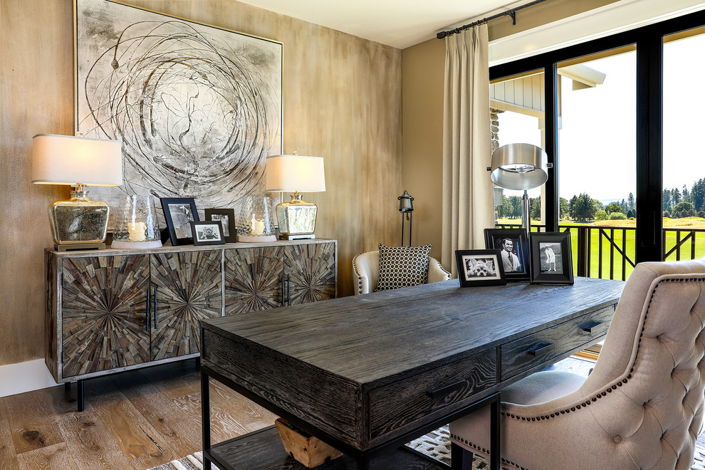 Foto de despacho campestre grande con paredes marrones, suelo de madera en tonos medios, escritorio independiente y suelo beige