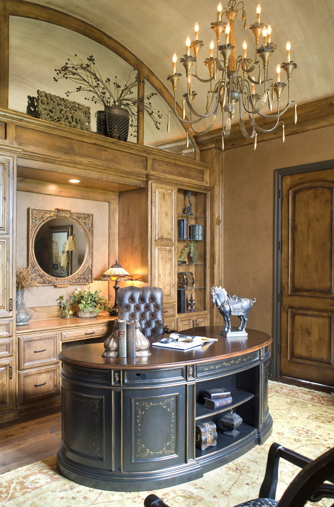 Пример оригинального дизайна: кабинет в средиземноморском стиле с коричневыми стенами, темным паркетным полом и отдельно стоящим рабочим столом