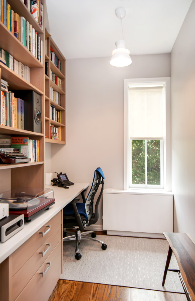 Свежая идея для дизайна: маленький кабинет в современном стиле с серыми стенами, паркетным полом среднего тона, встроенным рабочим столом и коричневым полом для на участке и в саду - отличное фото интерьера