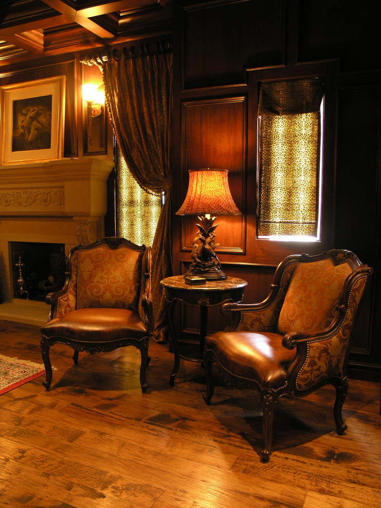 Cette image montre un bureau traditionnel de taille moyenne avec un mur beige, un sol en bois brun, une cheminée standard, un manteau de cheminée en plâtre, un bureau indépendant et un sol marron.