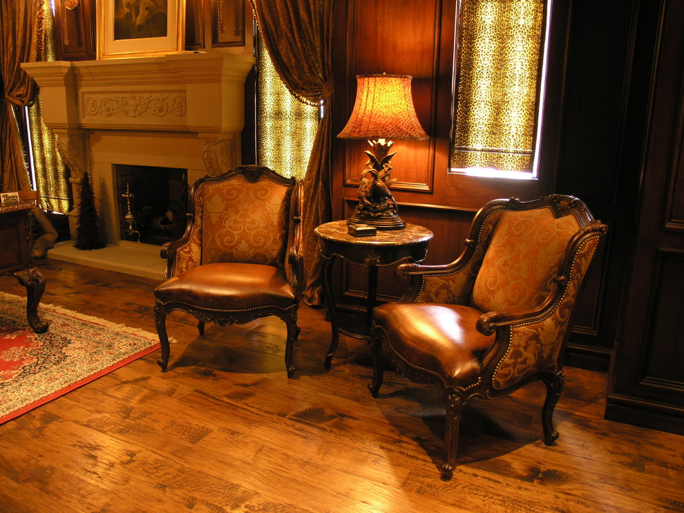 Imagen de despacho tradicional de tamaño medio con paredes beige, suelo de madera en tonos medios, todas las chimeneas, marco de chimenea de yeso, escritorio independiente y suelo marrón