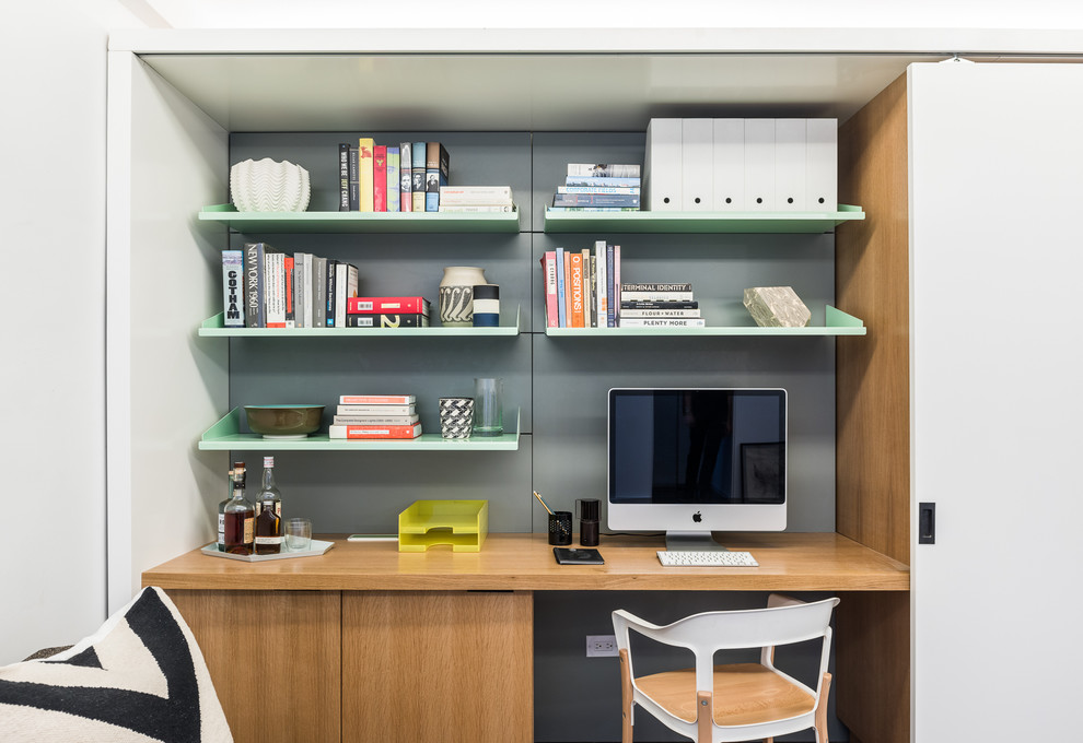 Imagen de despacho actual pequeño con escritorio empotrado