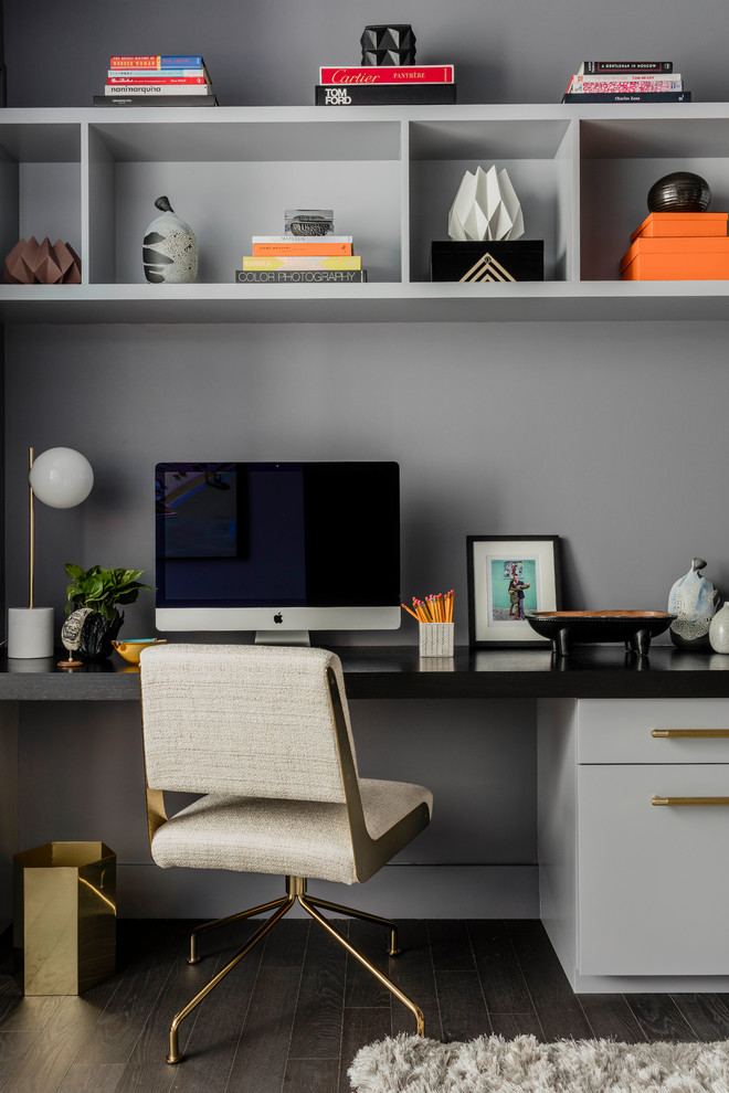 Foto di un ufficio design di medie dimensioni con pareti grigie, parquet scuro, scrivania incassata e pavimento grigio
