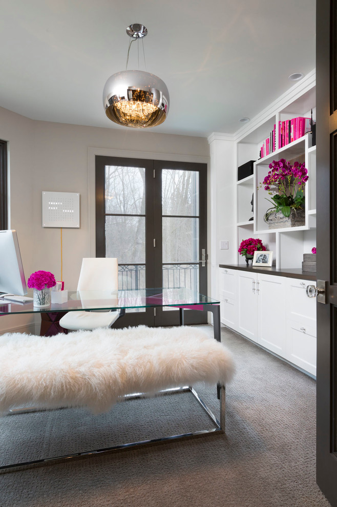 Diseño de despacho contemporáneo de tamaño medio con paredes grises, moqueta, escritorio independiente y suelo gris