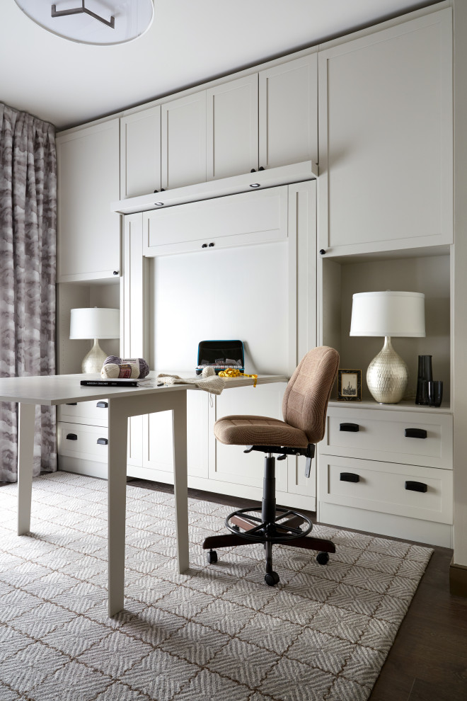 Пример оригинального дизайна: кабинет в стиле неоклассика (современная классика) с местом для рукоделия, белыми стенами, темным паркетным полом, встроенным рабочим столом и коричневым полом