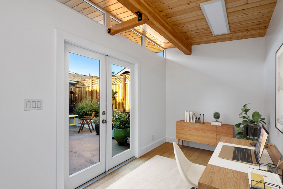 На фото: маленький кабинет в стиле модернизм с белыми стенами, светлым паркетным полом, коричневым полом и деревянным потолком для на участке и в саду с