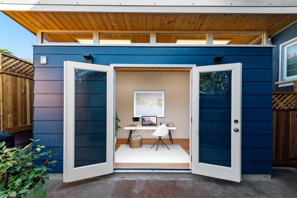 Пример оригинального дизайна: маленький кабинет в стиле модернизм с белыми стенами, светлым паркетным полом, коричневым полом и деревянным потолком для на участке и в саду