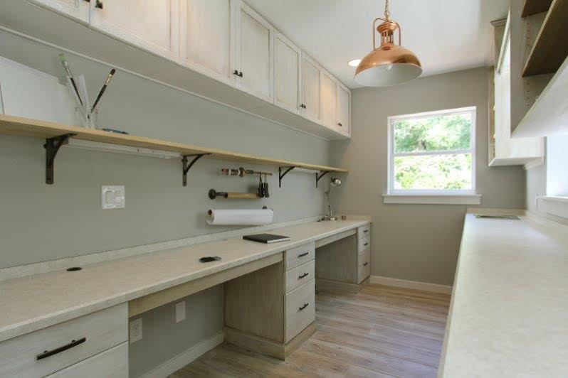 На фото: кабинет среднего размера в стиле кантри с серыми стенами, полом из керамогранита и встроенным рабочим столом без камина с