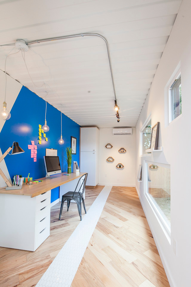 Exemple d'un bureau tendance de taille moyenne avec un mur bleu, parquet clair, aucune cheminée et un bureau indépendant.