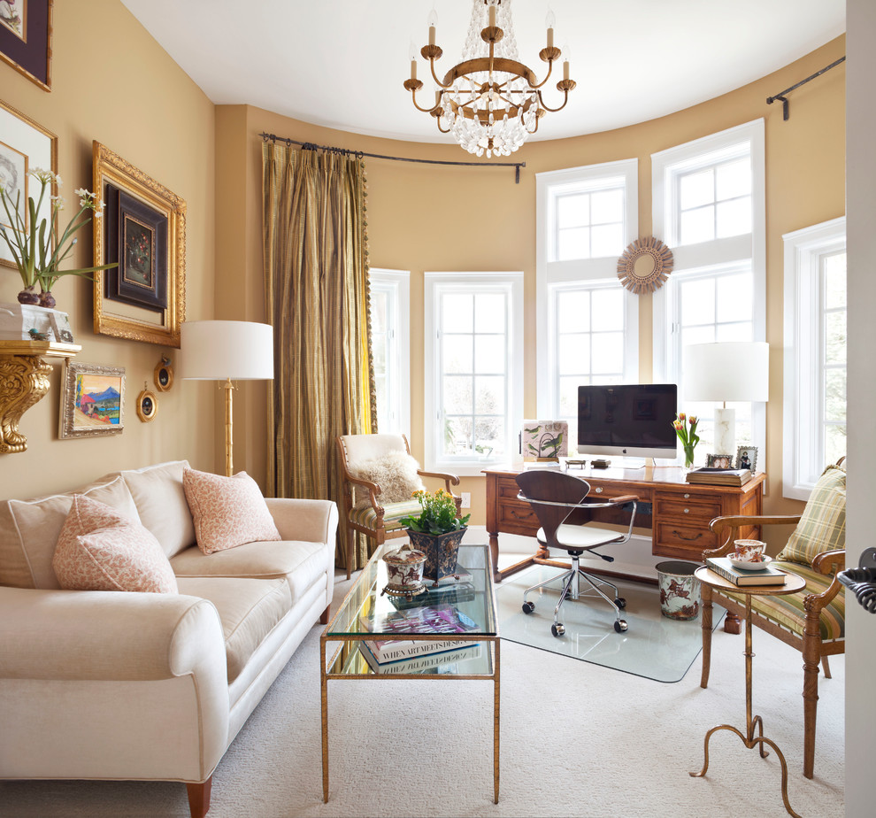 Idéer för ett klassiskt arbetsrum, med gula väggar, heltäckningsmatta och ett fristående skrivbord