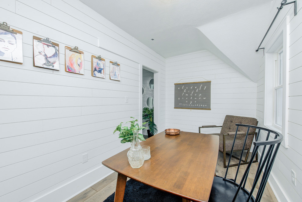 Ejemplo de despacho campestre pequeño sin chimenea con paredes blancas, suelo de madera clara, escritorio independiente y suelo marrón