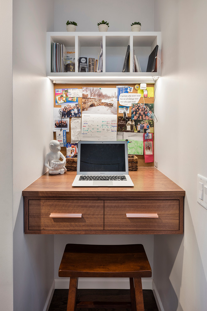 Kleines Modernes Arbeitszimmer mit grauer Wandfarbe, dunklem Holzboden und Einbau-Schreibtisch in Kansas City