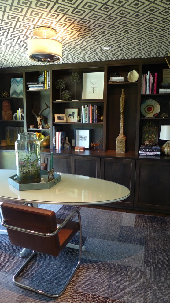 ダラスにある高級な中くらいなトランジショナルスタイルのおしゃれな書斎 (濃色無垢フローリング、自立型机) の写真