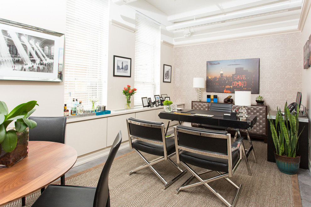 Mittelgroßes Modernes Arbeitszimmer mit beiger Wandfarbe, Betonboden und freistehendem Schreibtisch in New York