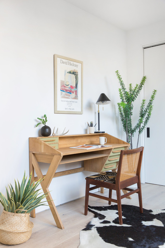 ロサンゼルスにあるコンテンポラリースタイルのおしゃれなホームオフィス・書斎 (白い壁、淡色無垢フローリング、自立型机、ベージュの床) の写真