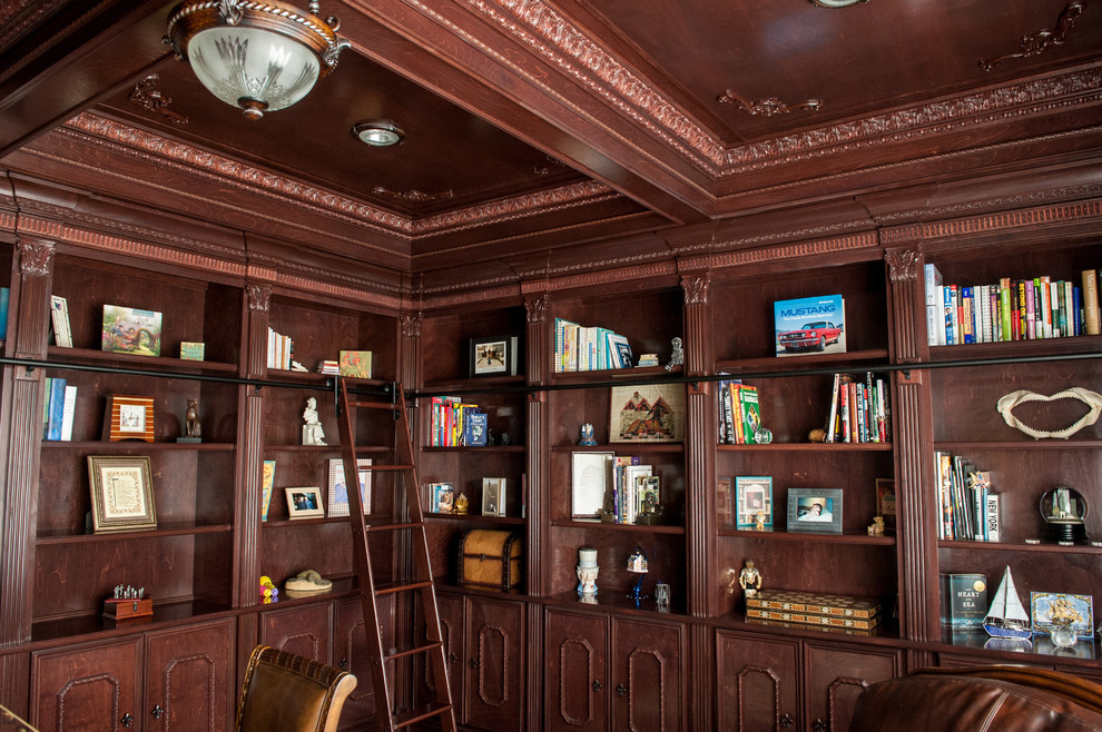 Exemple d'un bureau chic de taille moyenne avec une bibliothèque ou un coin lecture, un mur marron, parquet foncé, aucune cheminée et un sol marron.